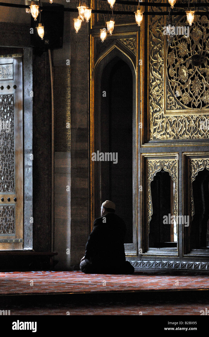 Religiöser Mann, der betet, Sultan Ahmed Mosque, blaue Moschee, Istanbul, Türkei Stockfoto