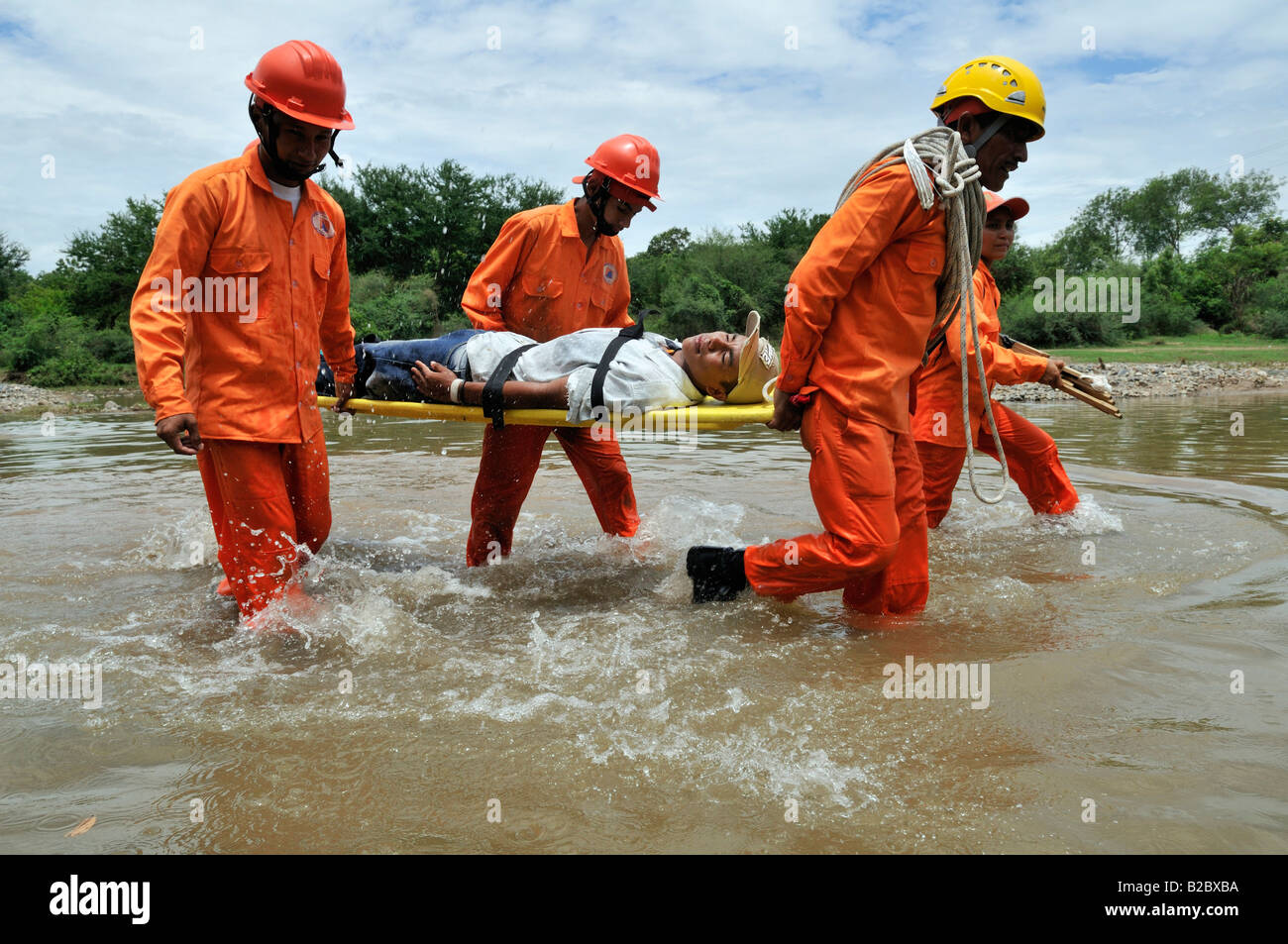 Notfall Prävention Ausbildung in einem Hurrikan-Bereich, Evakuierung einer verletzten Person, Somotillo, Chinandega, Nicaragua Stockfoto