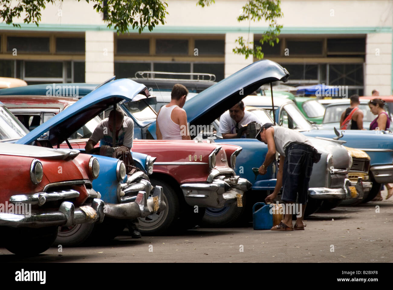 Männer, die Reparatur von alten amerikanischen Oldtimern aus den 1950er Jahren in La Habana Vieja. Havanna-Kuba Stockfoto