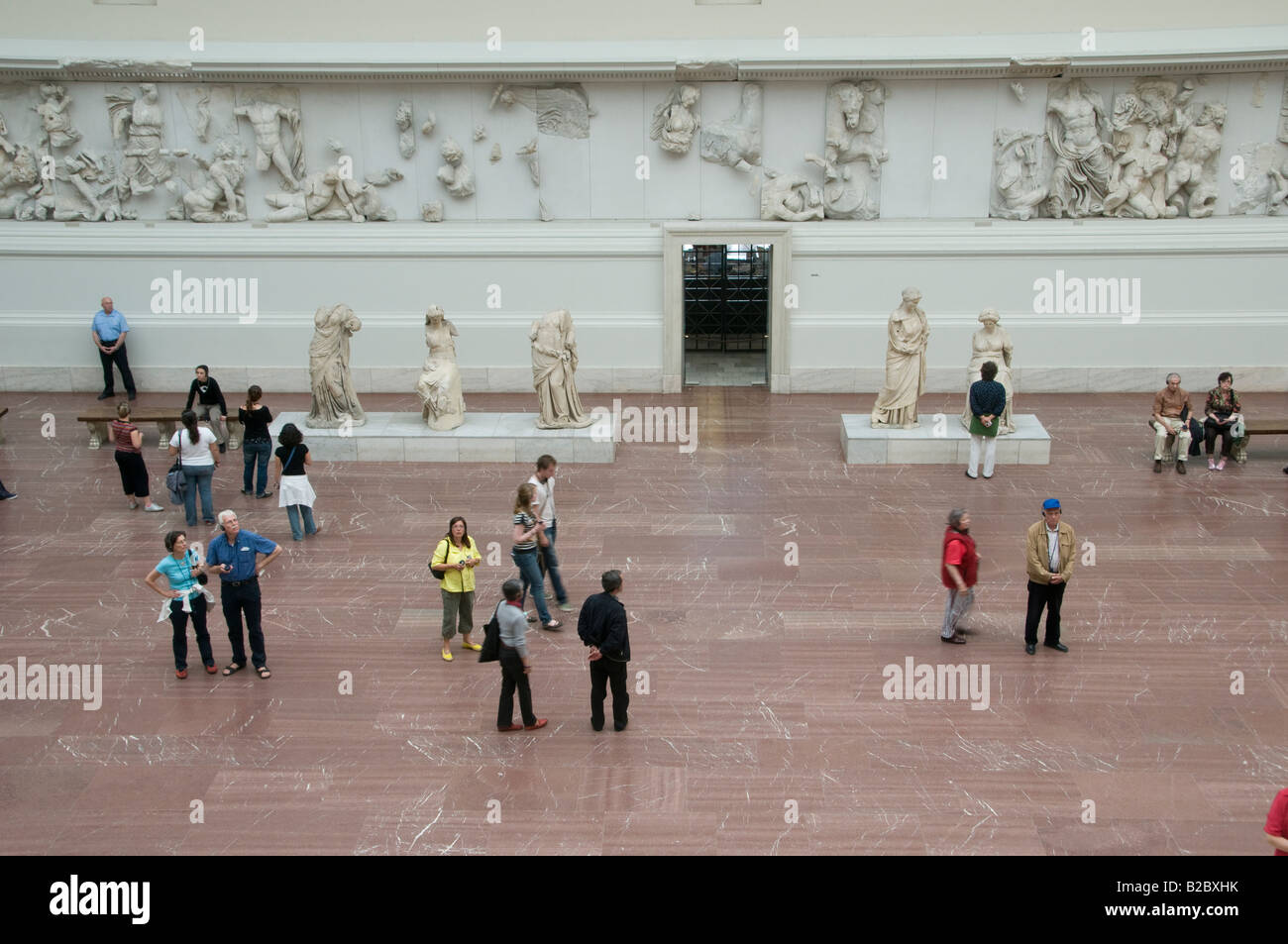 Besucher in der Halle, die das Griechische Pergamon Altar im 2. Jahrhundert v. Chr. im Pergamonmuseum Museumsinsel Museumsinsel Berlin Deutschland zeigt Stockfoto