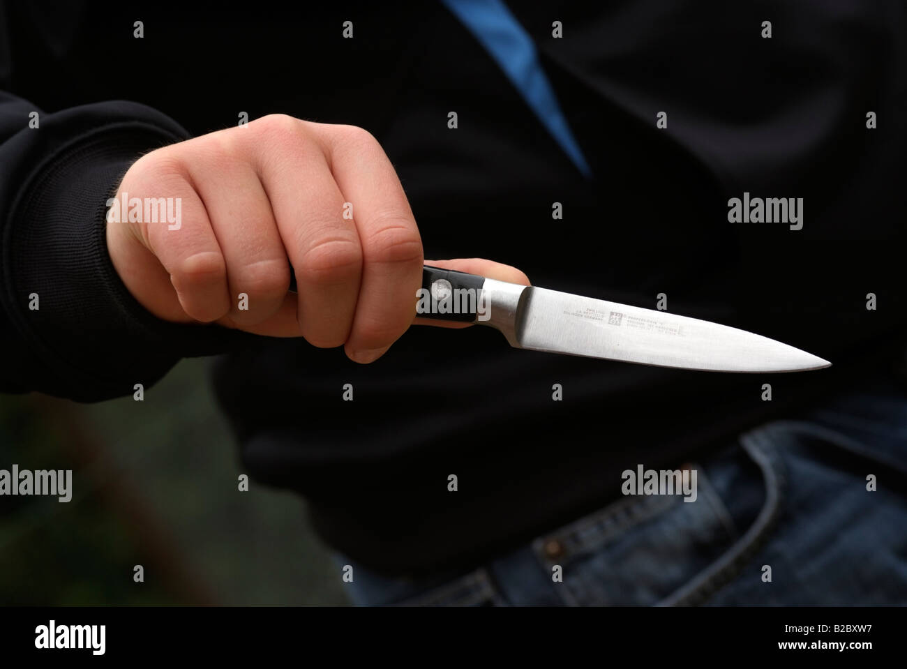 Messer Kriminalität. Boy's Hand mit einem Messer Stockfoto