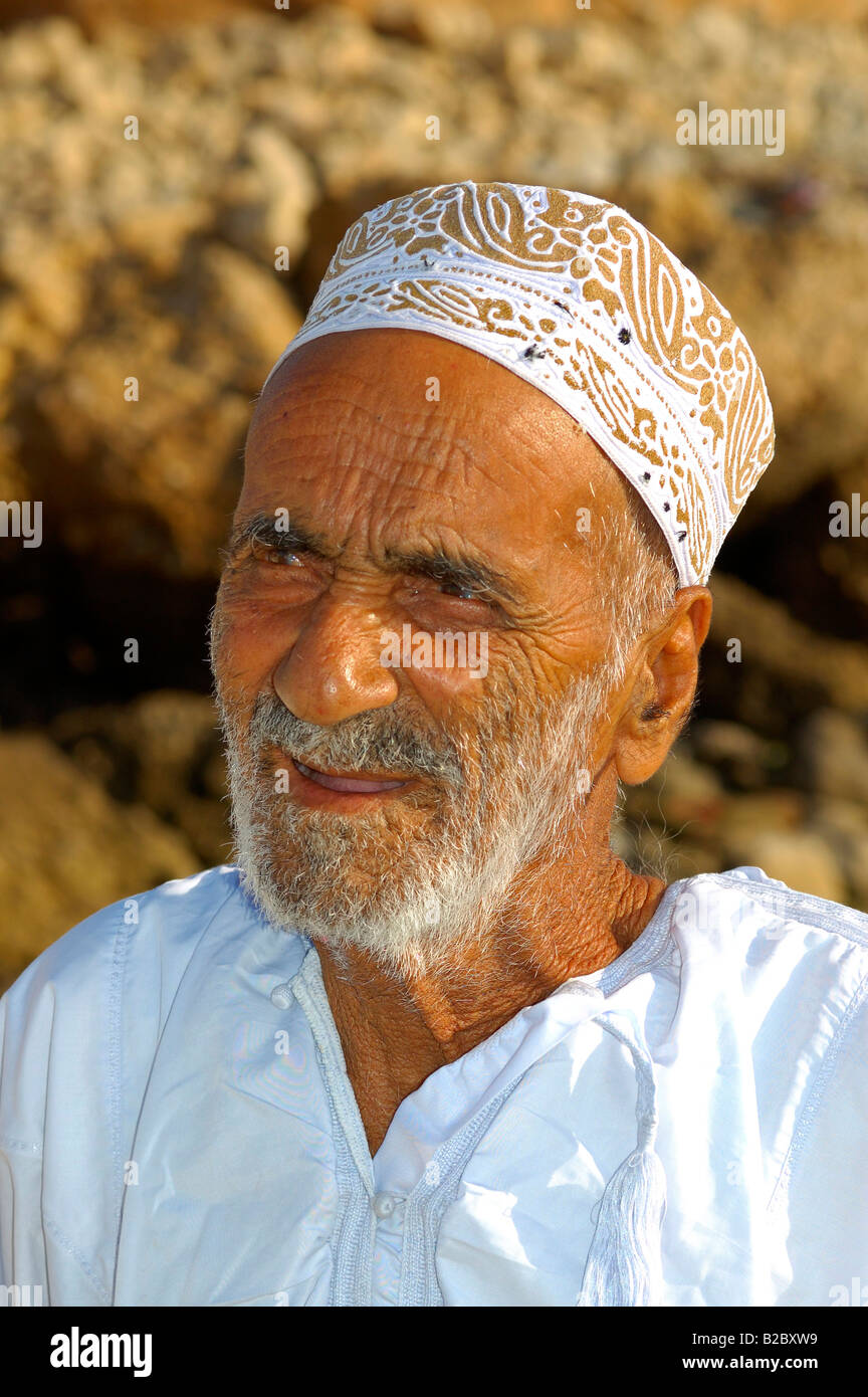 Porträt eines alten Mannes tragen die traditionelle Kummah Kopfschmuck, Sur, Oman Stockfoto