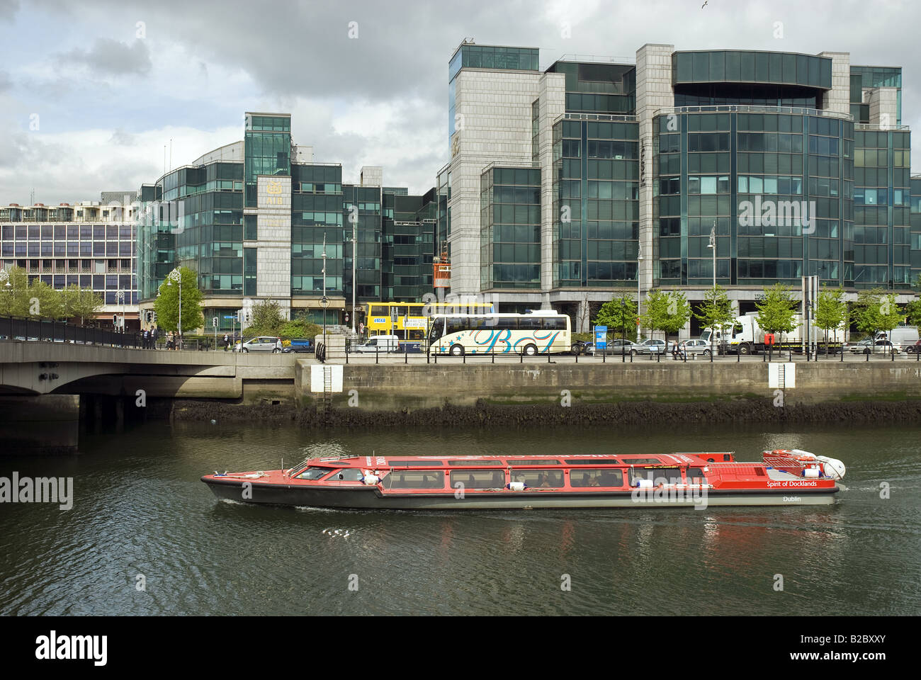 Matt Talbot Bridge und International Financial Services Centre Dublin Irland Stockfoto