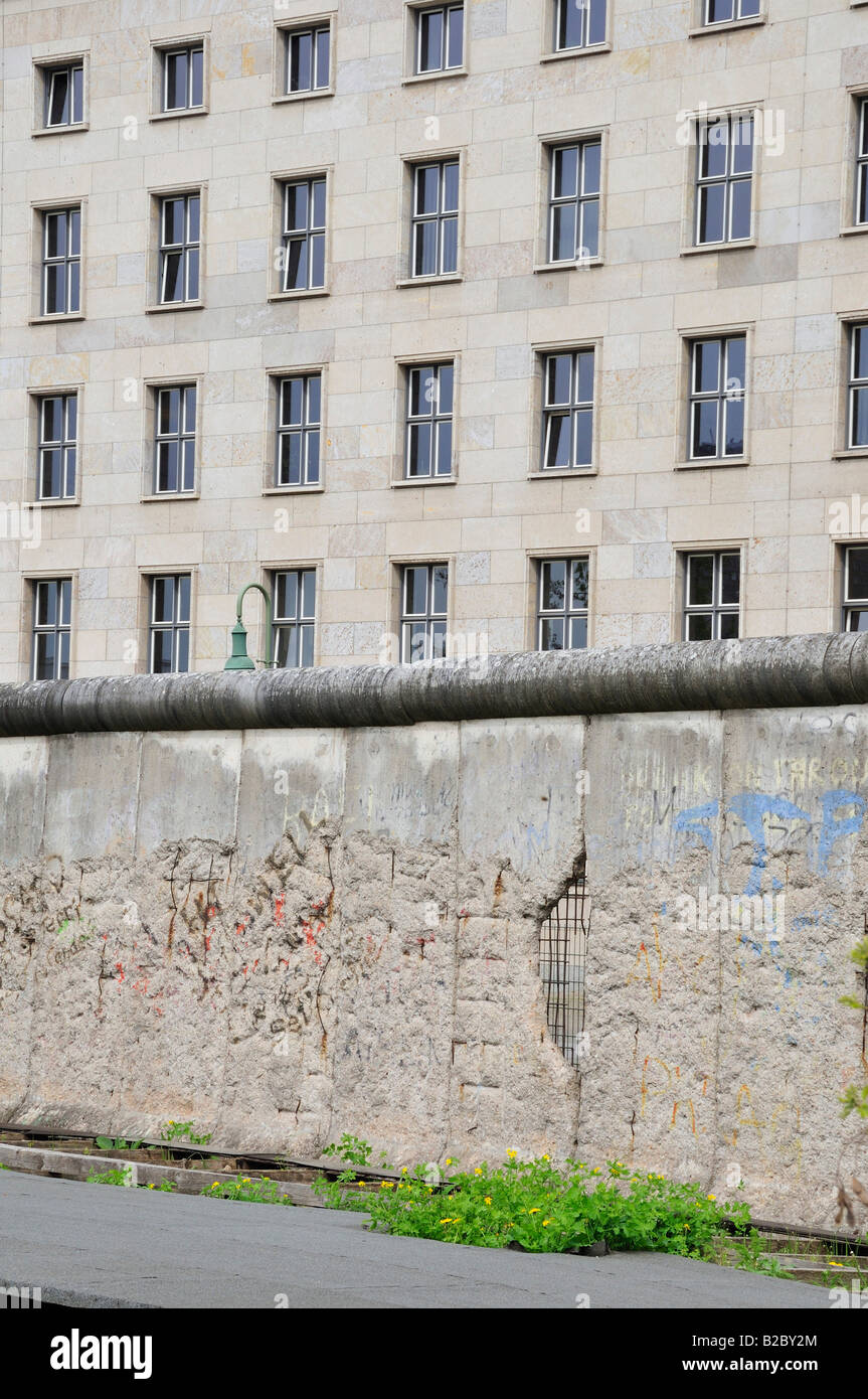 Original bleibt der Berliner Mauer in der Niederkirchnerstraße, Detlev-Rohwedder-Haus am Rücken, ehemalige Flugabteilung während der Stockfoto