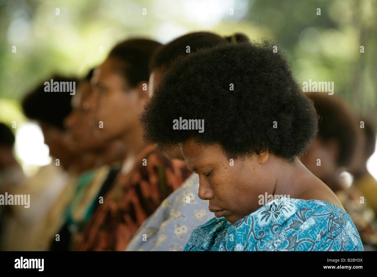 Fromme Frau, Porträt, während eines Gottesdienstes, Madang, Papua-Neu-Guinea, Melanesien Stockfoto