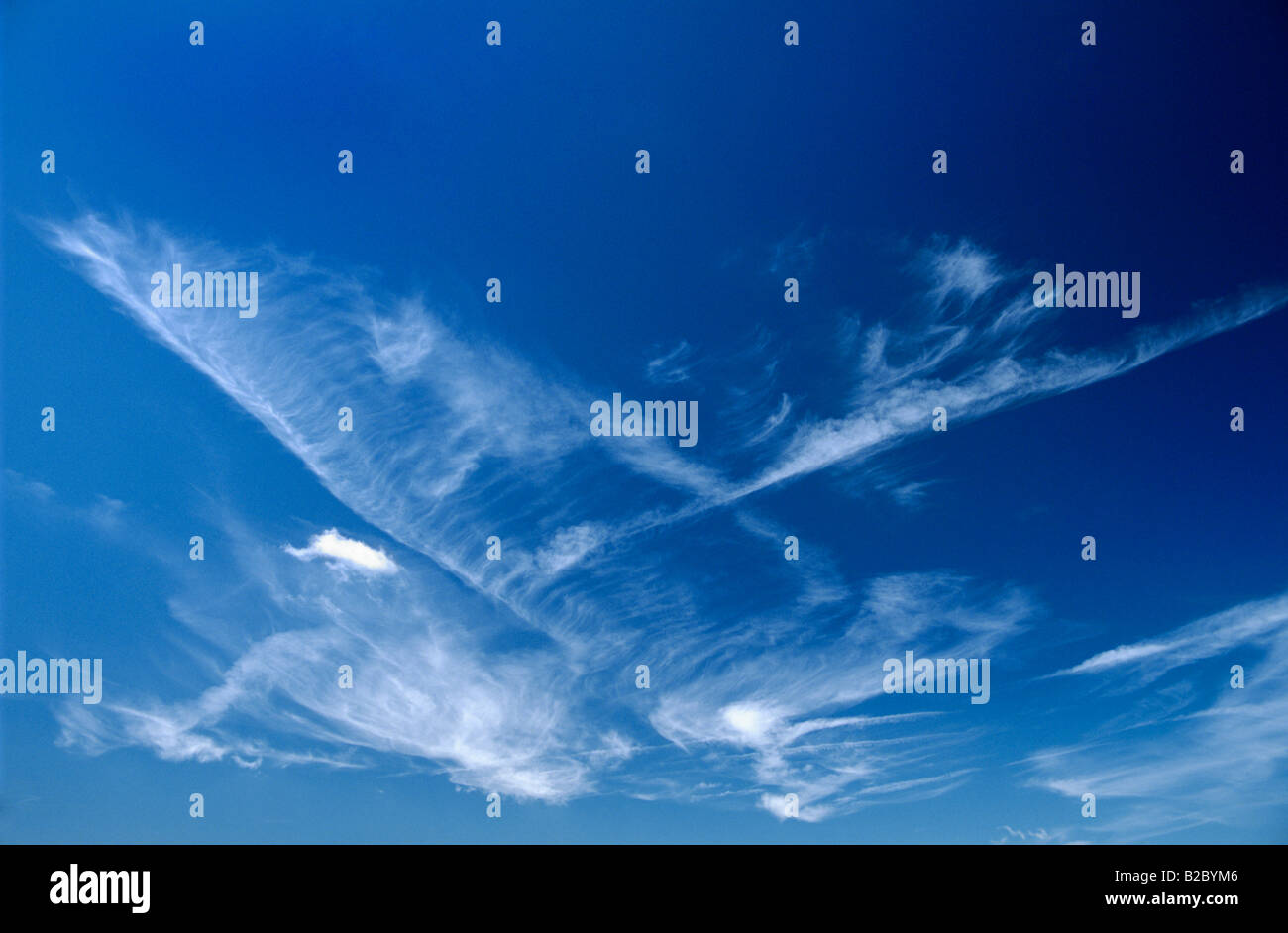 Cirruswolken am blauen Himmel Stockfoto