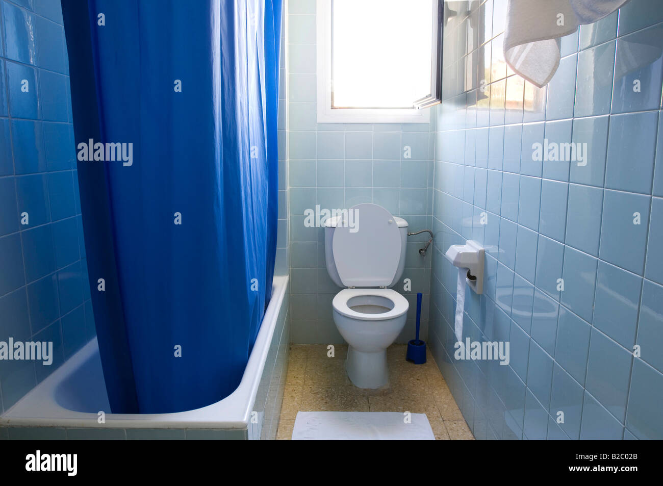 Duschvorhang, Bad und WC im Badezimmer Stockfoto