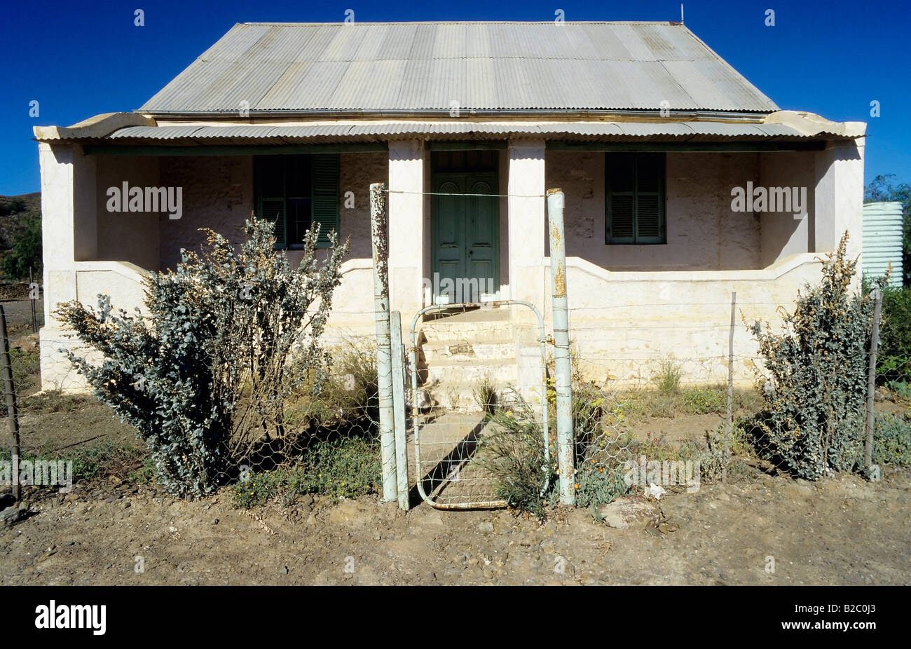 Kleines Haus mit einem Wellblech Dach, große Karoo Halbwüste Region, Kapprovinz, Süd Afrika, Afrika verlassen Stockfoto