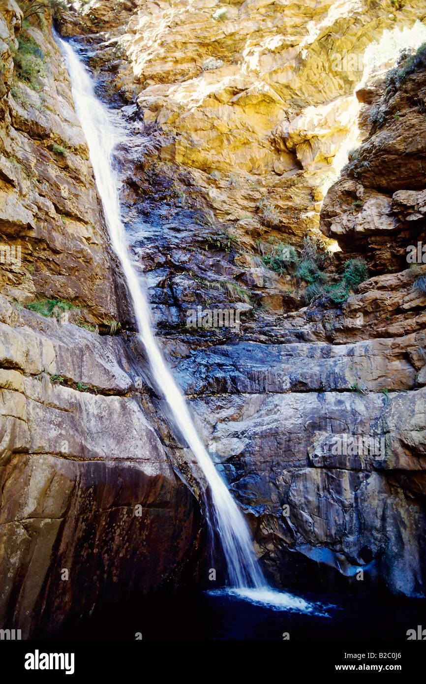 Hohe, schmale Wasserfall absteigend über eine Klippe Gesicht, Groot Swartberge, Kapprovinz, Südafrika, Afrika Stockfoto