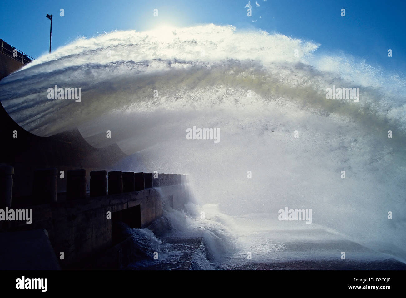 Wasser aus einem Reservoir Damm, reißender Strom schießen in einem großen Bogen aus einem großen Rohr, Oranje River, Kap-Provinz Stockfoto