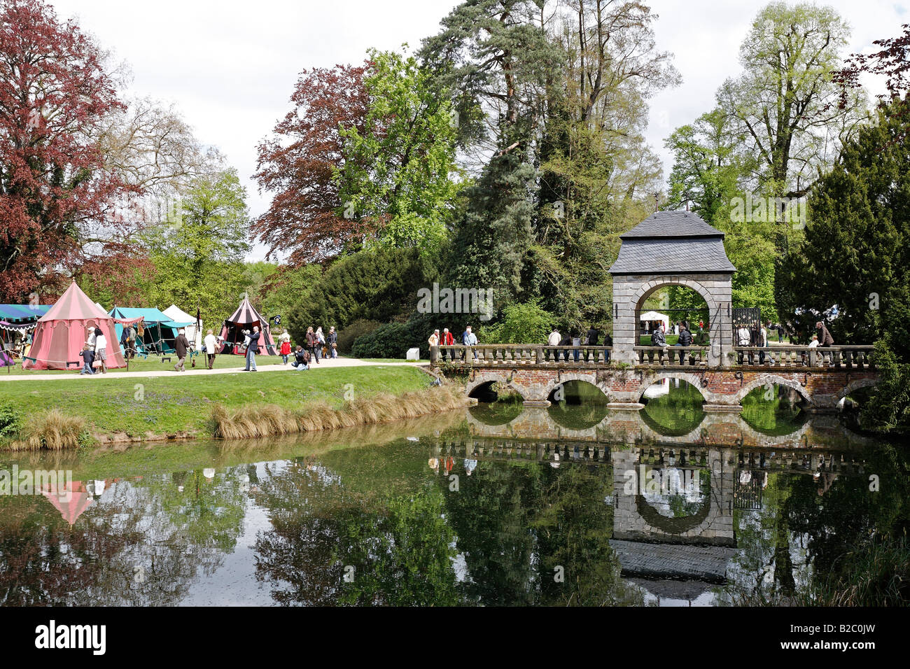 Historische Brücke-Pavillon im Schlossgarten während der Renaissancefest oder Renaissance Festival am Wasserschloss Dyck, Stockfoto