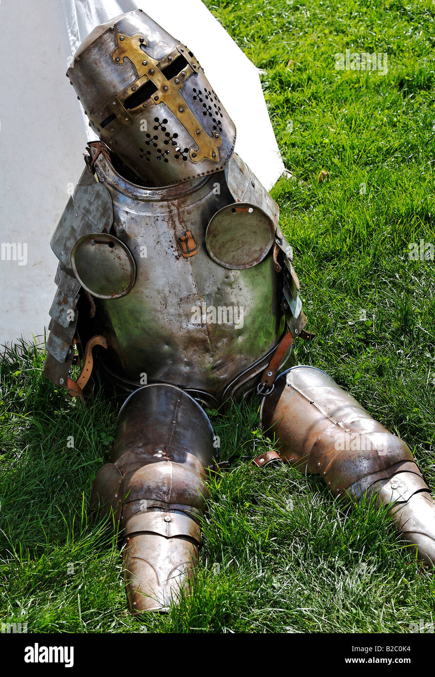 Antike Ritter Rüstung platziert in einer sitzenden Position in der Wiese, Renaissancefest oder Renaissance Festival an der Wasserburg Stockfoto