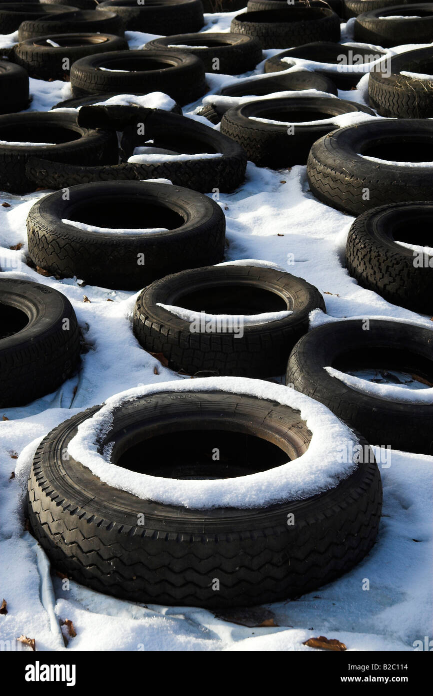 Alte Autoreifen, mit Schnee bedeckt Stockfoto