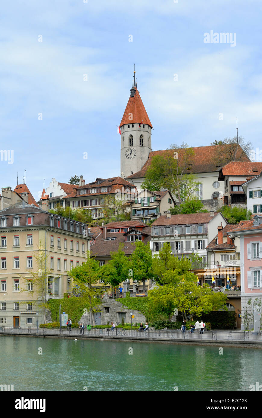 Aare Fluss Kai, Stadtkirche hinten, Thun, Kanton Bern, Schweiz, Europa Stockfoto