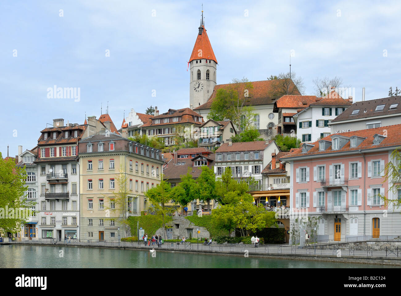 Aare Fluss Kai, Stadtkirche hinten, Thun, Kanton Bern, Schweiz, Europa Stockfoto