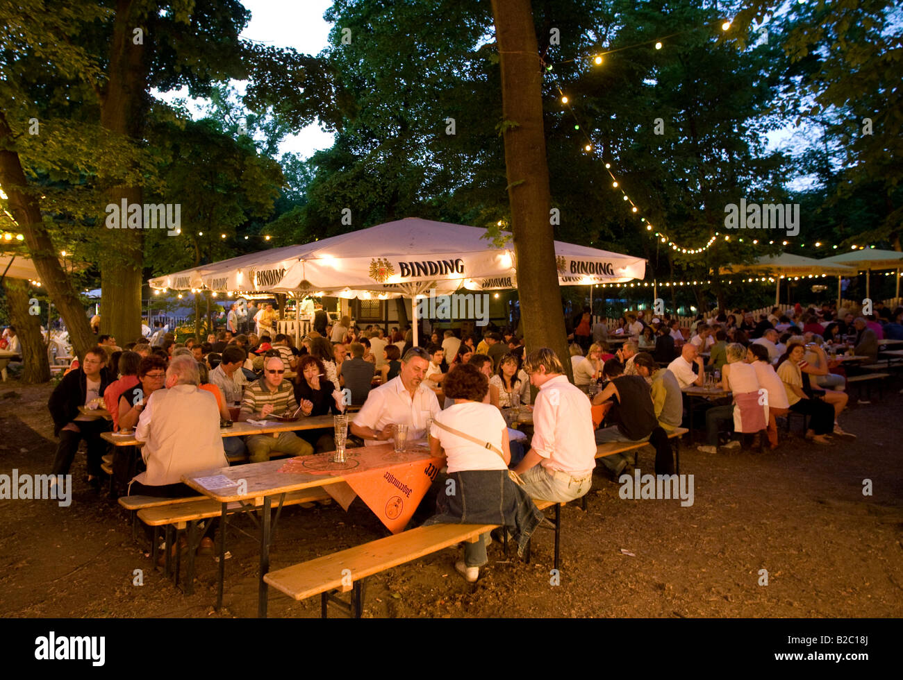 Menschen Essen in einem Restaurant im Freien an der traditionellen Waeldchestag Feier, Frankfurt am Main, Hessen, Deutschland, Europa Stockfoto