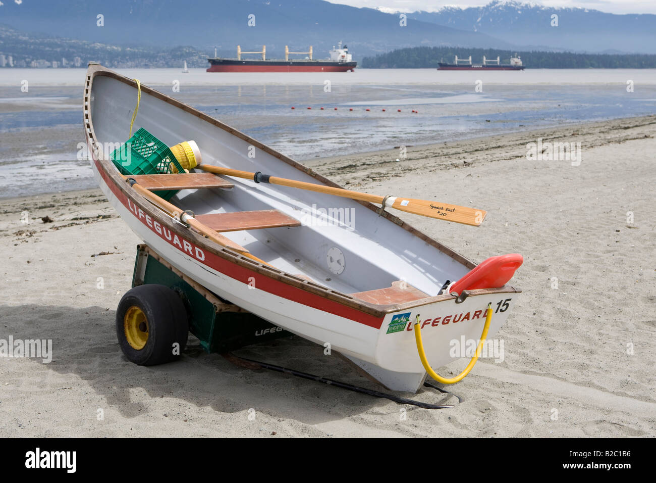 Jericho Beach Park mit Rettungsboot, Öltanker, Skyline von Vancouver in den Rücken, Britisch-Kolumbien, Kanada, Nordamerika Stockfoto