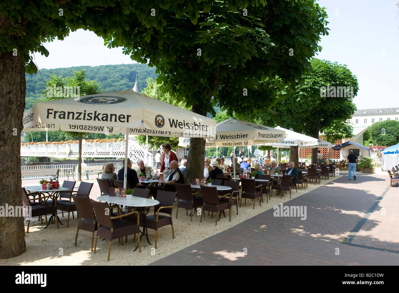 Garten Pub mit Rentnern auf den Fluss Lahn, Bad Ems, Rheinland-Pfalz, Deutschland, Europa Stockfoto