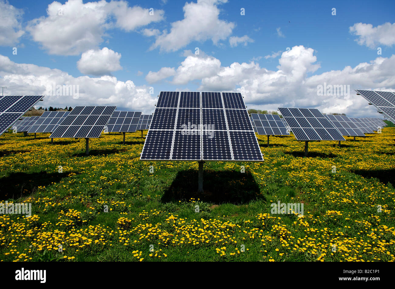 Photovoltaik, Solar-Panels in einem Feld in der Nähe von Oberruesselbach, Middle Franconia, Bayern, Deutschland, Europa Stockfoto