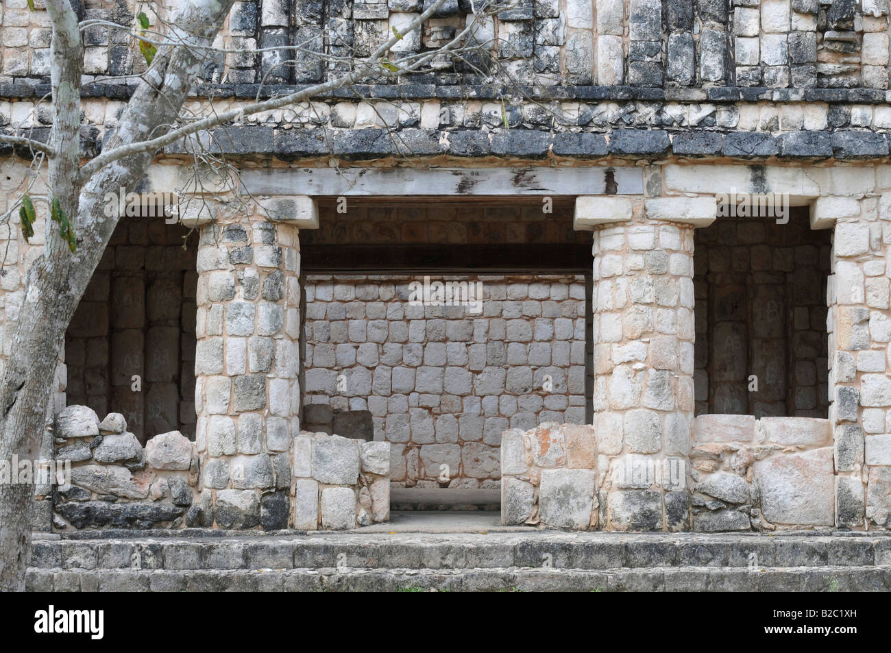 Rekonstruierte Tempel, Maya-Ausgrabungsstätte Uxmal, Yucatan, Mexiko, Mittelamerika Stockfoto