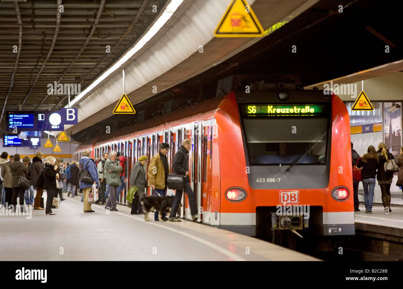 S-Bahn-Zug, Linie S7, Haltestelle Marienplatz Square Station, München, Bayern, Deutschland, Europa Stockfoto