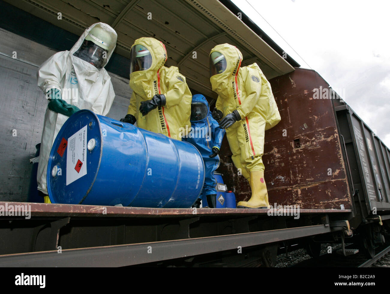 Feuerwehrleute tragen Hazmat Klagen bei der Arbeit während einer Katastrophenschutz zu bohren, in der Nähe von Poing, Bayern, Deutschland, Europa Stockfoto