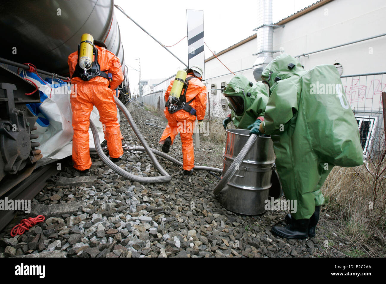 Feuerwehrleute tragen Hazmat Klagen bei der Arbeit während einer Katastrophenschutz zu bohren, in der Nähe von Poing, Bayern, Deutschland, Europa Stockfoto