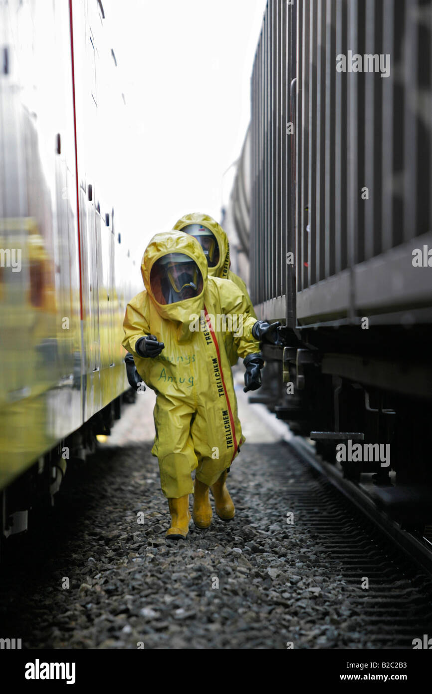 Feuerwehrleute tragen Hazmat Klagen bei der Arbeit während einer Katastrophenschutz zu bohren, in der Nähe von Poing, Bayern, Deutschland, Europa Stockfoto