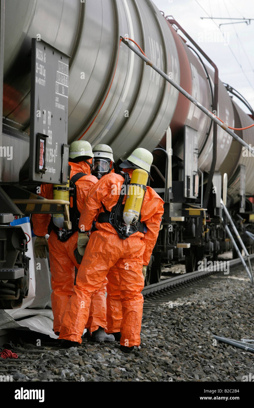 Feuerwehrleute tragen Hazmat Klagen bei der Arbeit während einer Katastrophenschutz zu bohren, in der Nähe von Poing, Bayern, Deutschland, Europa Stockfoto