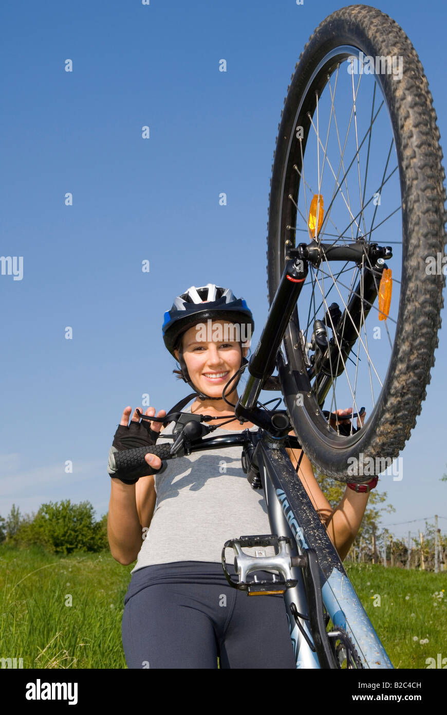Junge Frau mit mountainbike Stockfoto