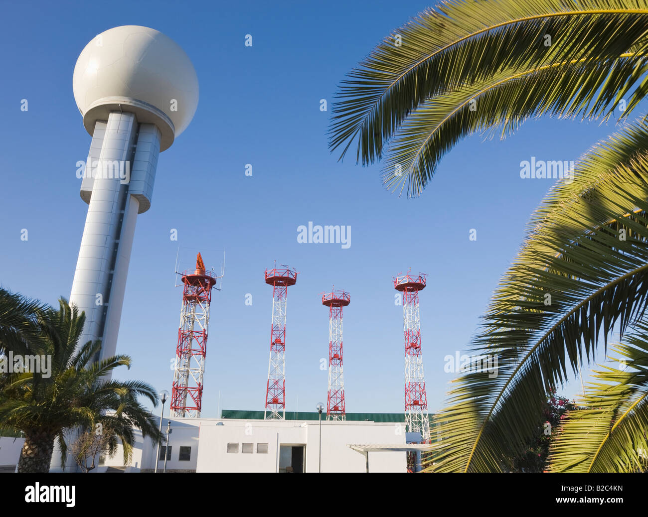 Türme und Kommunikation Radarantennen am Malaga Flughafen Spanien Stockfoto