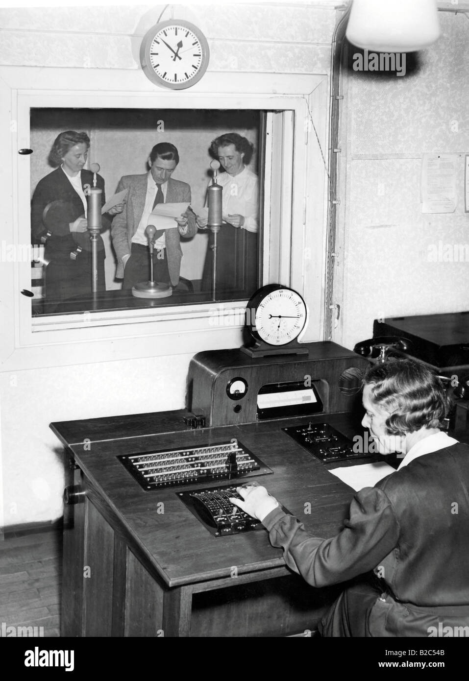 Sänger in einem Tonstudio, historisches Foto, ca. 1955 Stockfoto