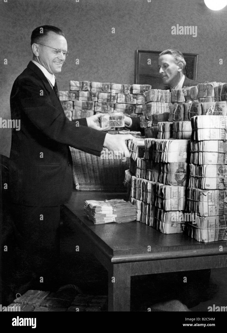 Männer häufen sich Geld während der Währungsreform, historisches Foto, 21. Juni 1948 Stockfoto