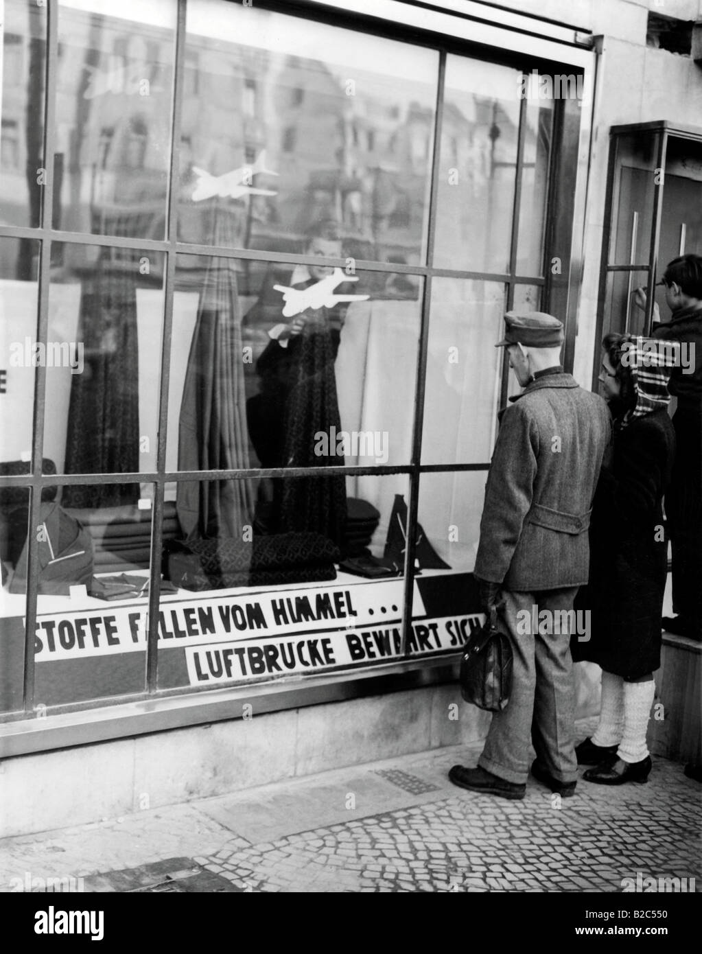 Die Berliner Airbridge, 'Dinge fallen vom Himmel... die Airbridge erweist sich als', historisches Foto, 1948 oder 1949, Berlin, Deutschland Stockfoto