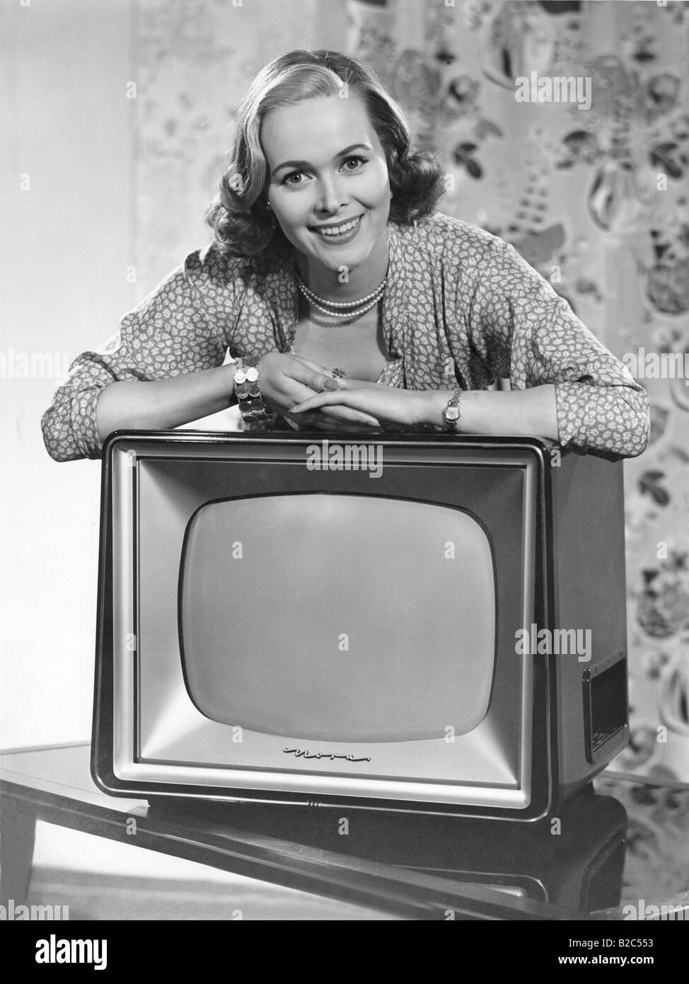 Frau posiert mit einem Fernseher, historisches Foto, ca. 1955 Stockfoto