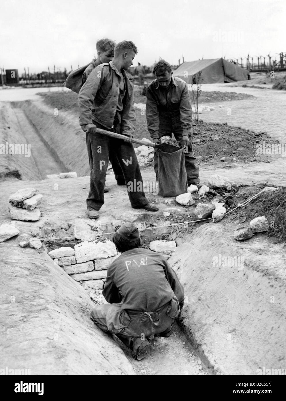 Vier Gefangene des Krieges arbeiten, PW, Abkürzung für Kriegsgefangene, historische Fotos, 1945, Holland, Europa Stockfoto