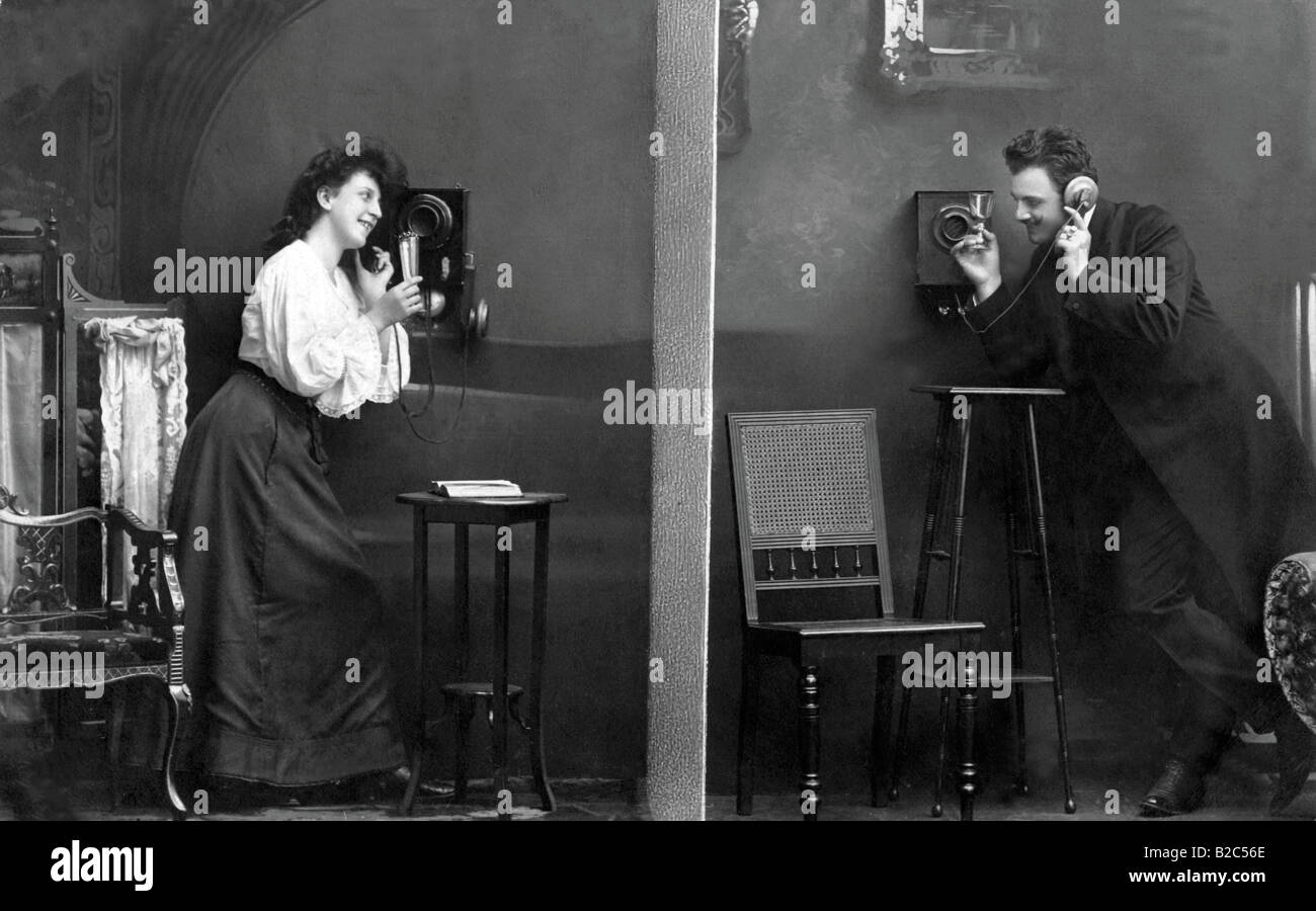 Mann und Frau telefonieren, historisches Foto, um 1915 Stockfoto