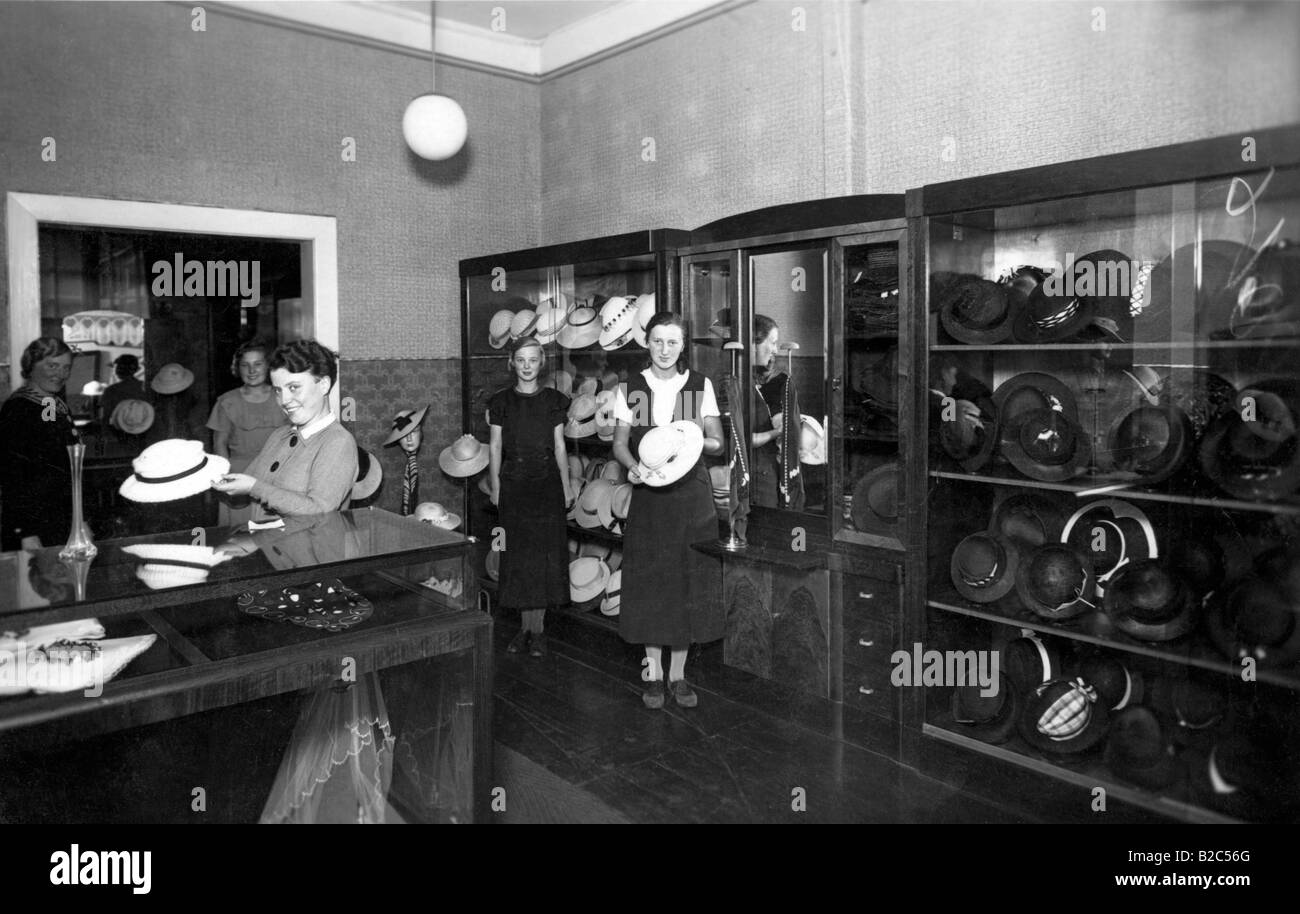 Mehrere Frauen in einem Geschäft, historisches Foto, ca. 1920 Stockfoto