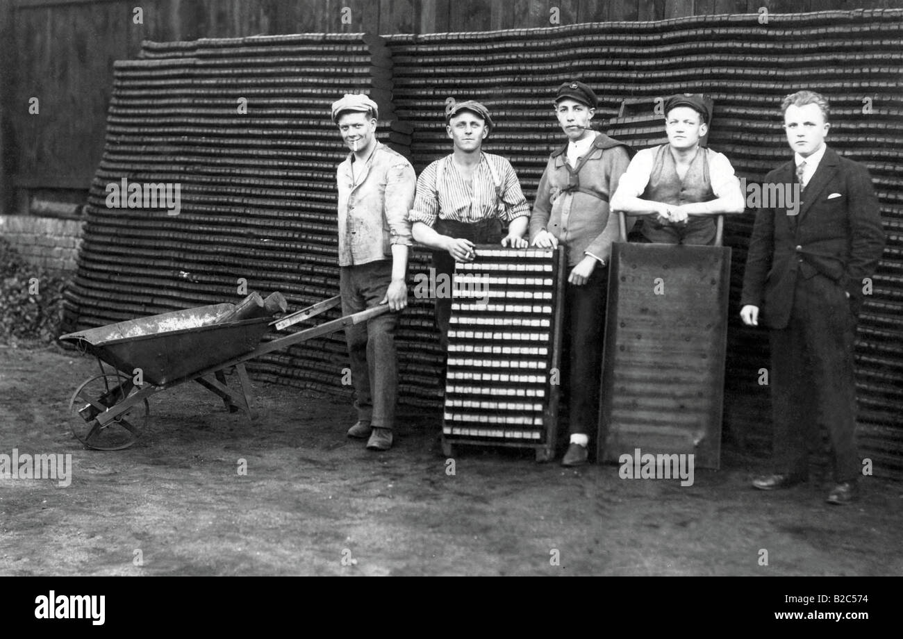 Arbeitnehmer mit einem Gruppenfoto, historisches Foto, ca. 1920 Stockfoto
