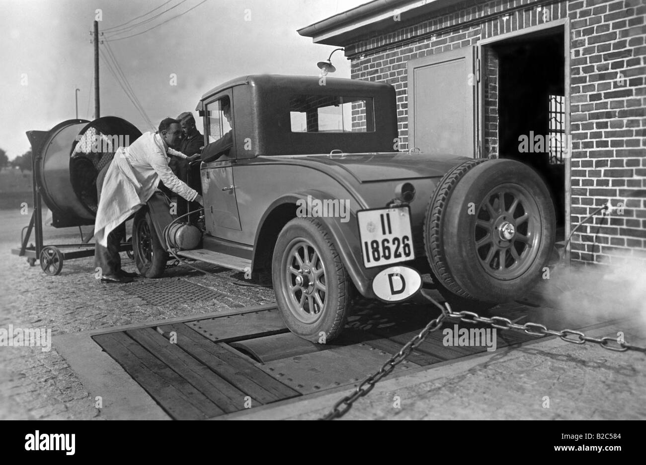 Auto geprüft, MOT, Mann, Blick auf das Auto, historische Bild von ca. 1930 Stockfoto