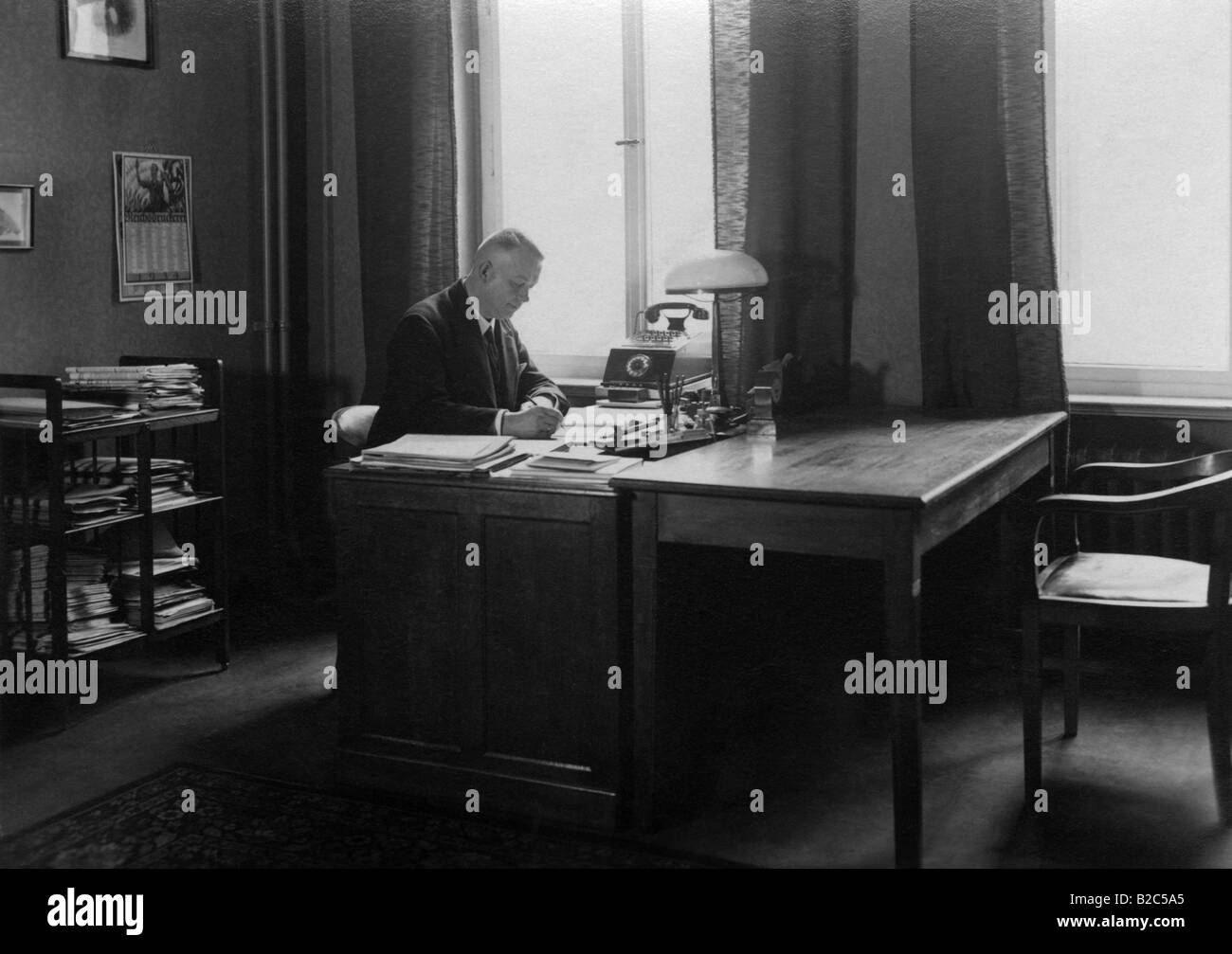 Mann sitzt in seinem Büro, allein, historische Bild von etwa 1940 Stockfoto