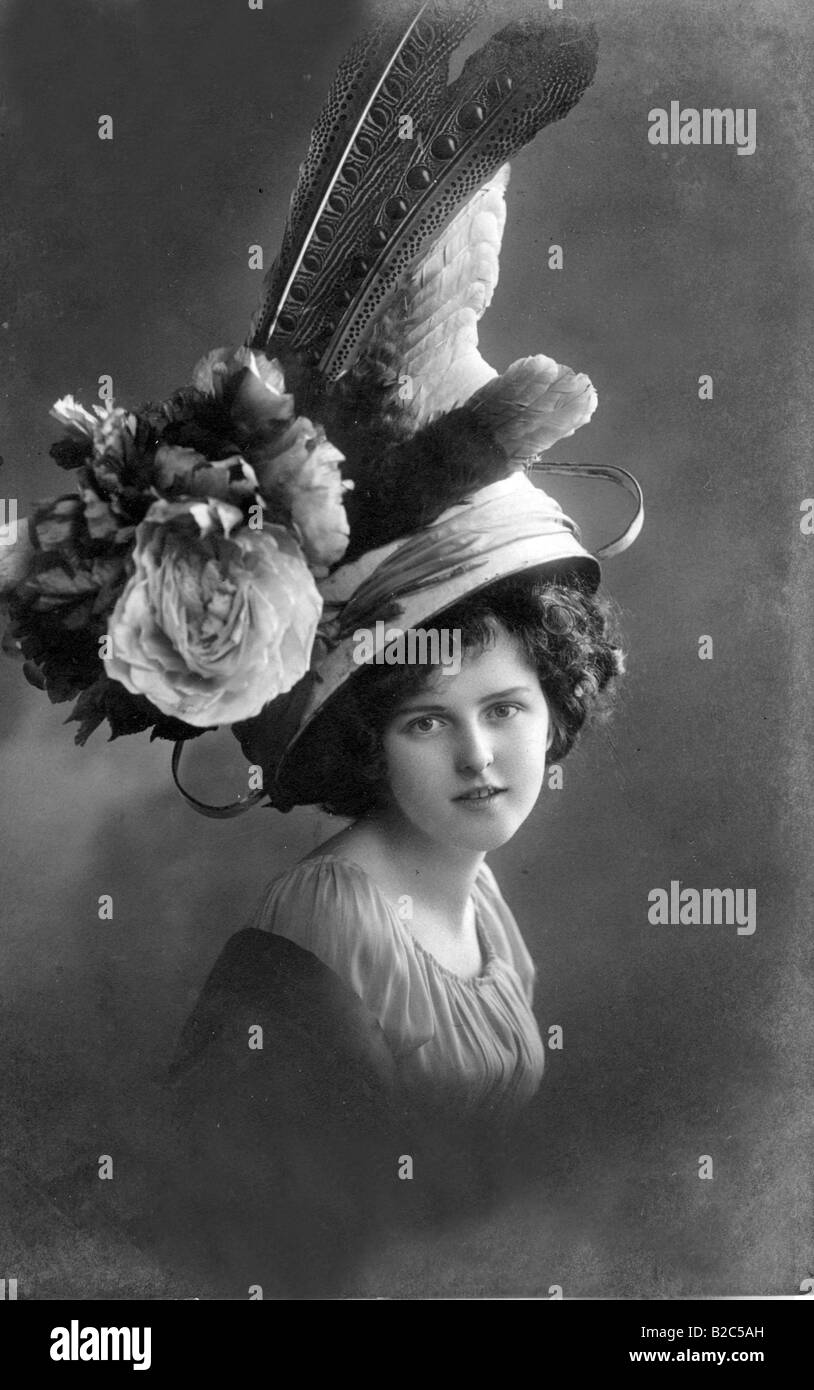 Frau mit riesigen Blumen auf ihrem Hut, historisches Foto, um 1910 Stockfoto