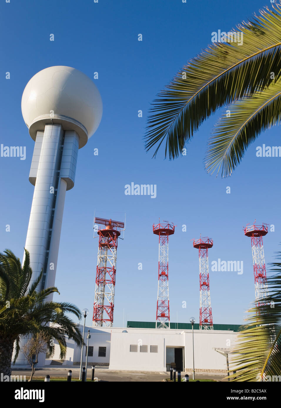 Türme und Kommunikation Radarantennen am Malaga Flughafen Spanien Stockfoto