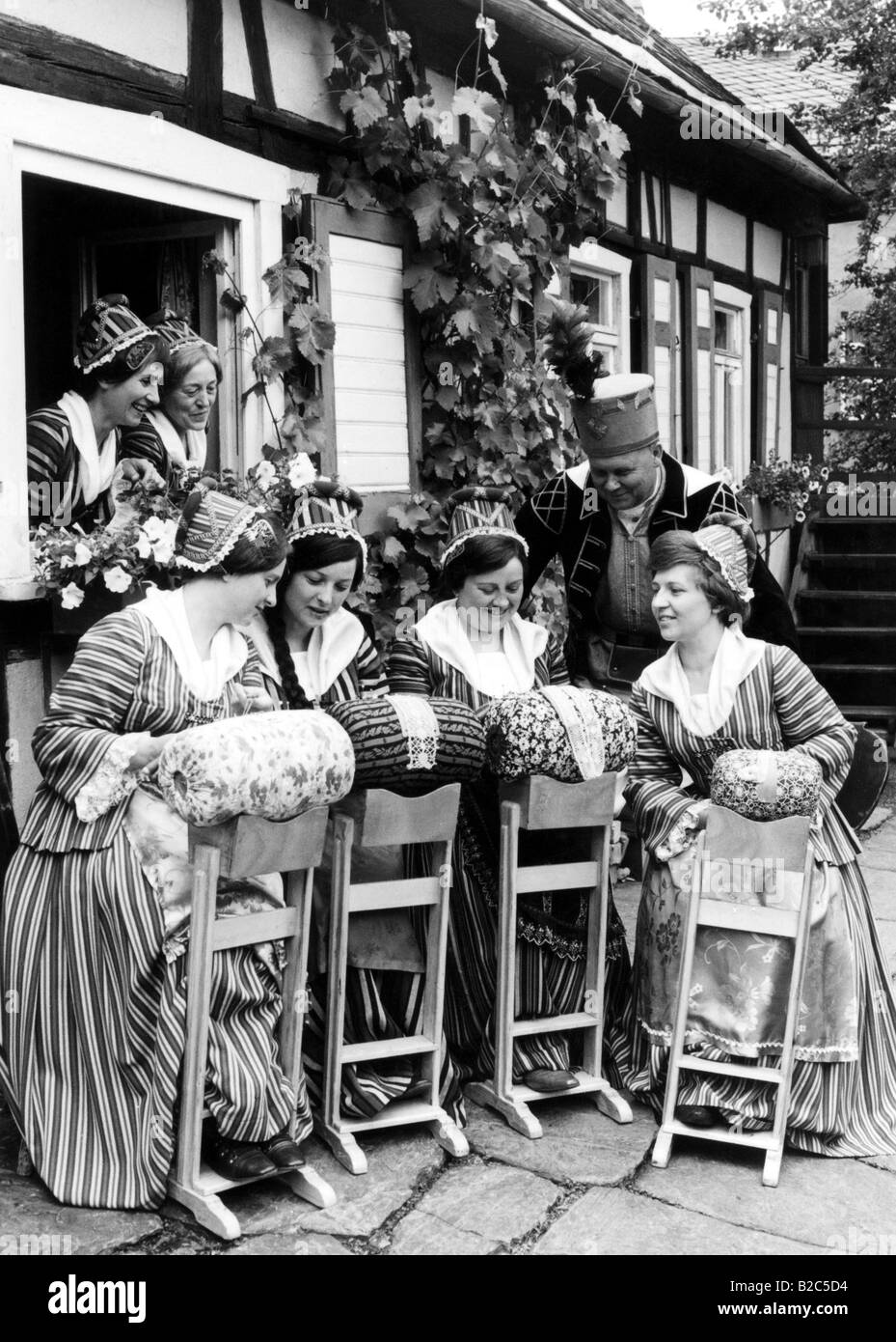 Frauen tragen gutbürgerlich Kleidung, stricken, historische Bild von ca. 1920 Stockfoto
