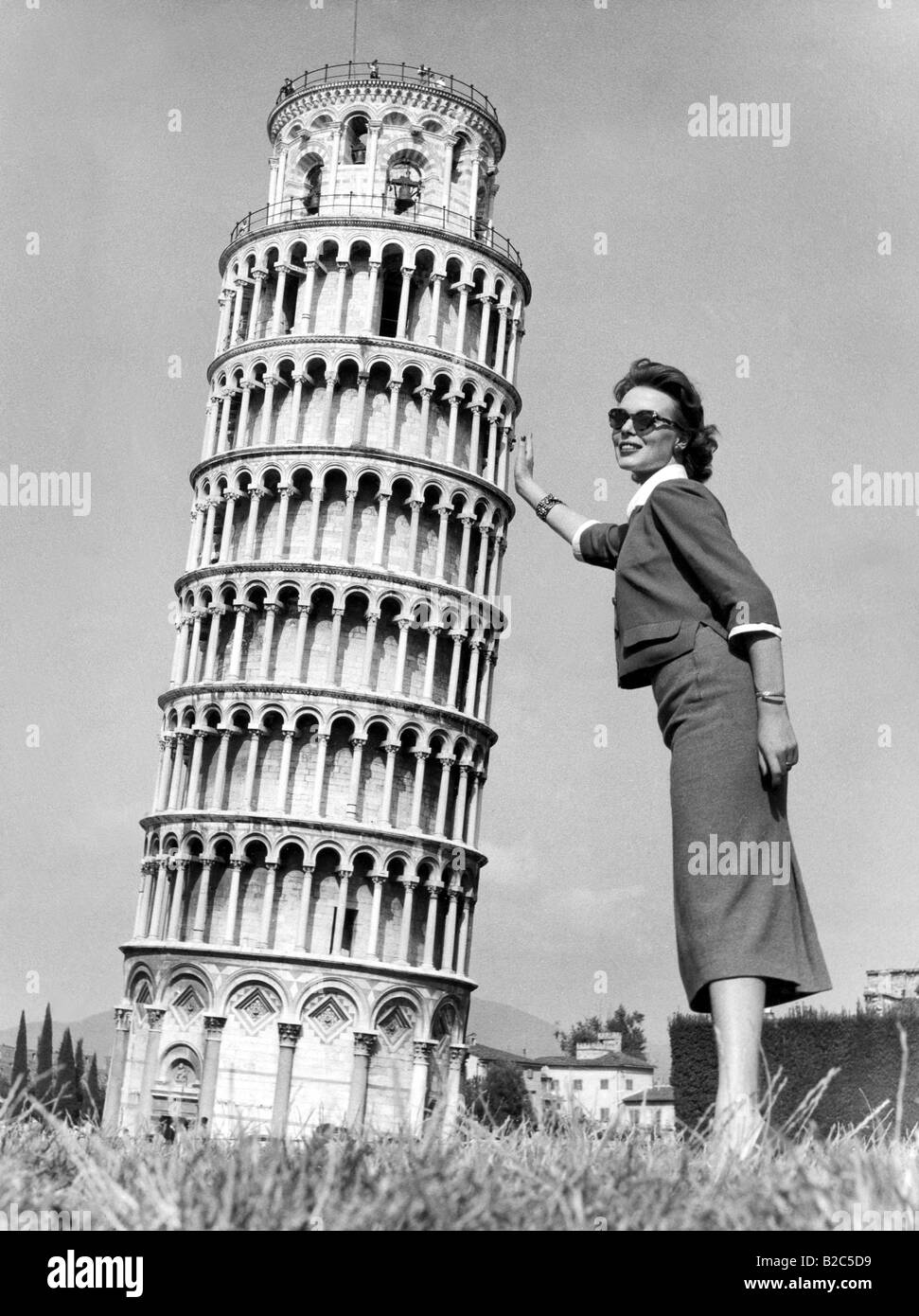 Frau stabilisieren den schiefen Turm von Pisa, historische Bild von ca. 1950, Italien, Europa Stockfoto