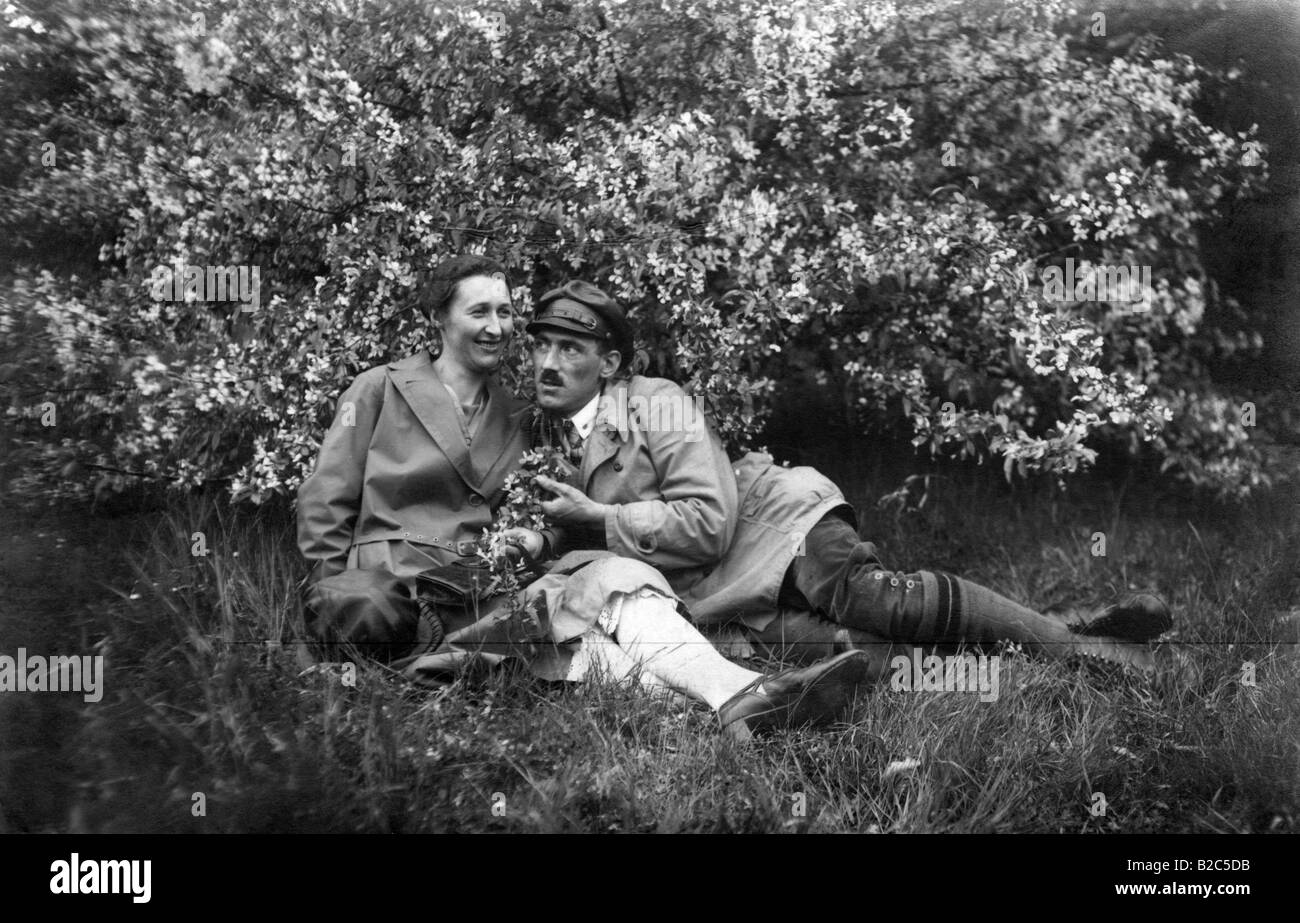 Paar kuscheln in den Rasen, historische Bild von ca. 1930 Stockfoto