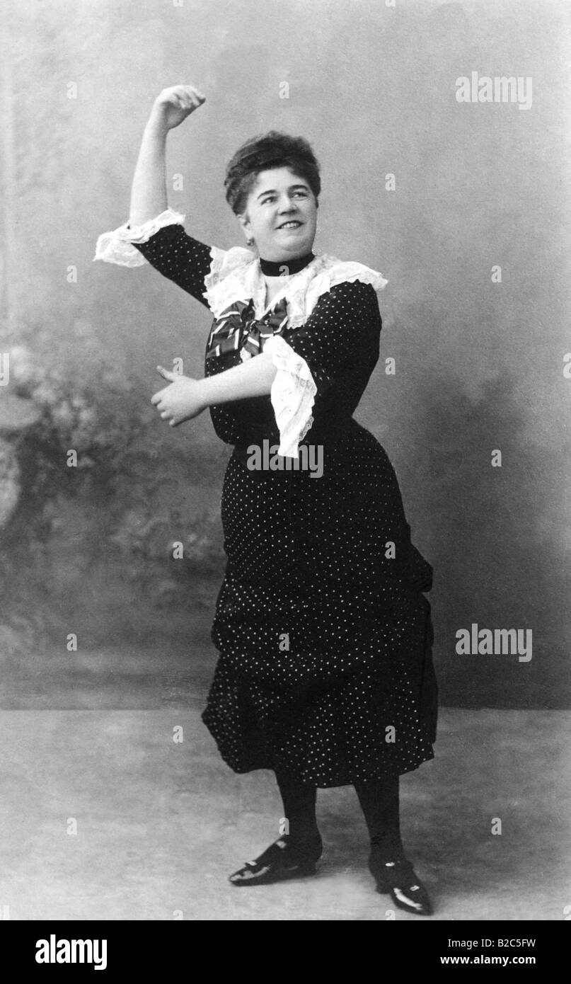 Frau tanzt auf ihrer eigenen, historische Bild von ca. 1910 Stockfoto