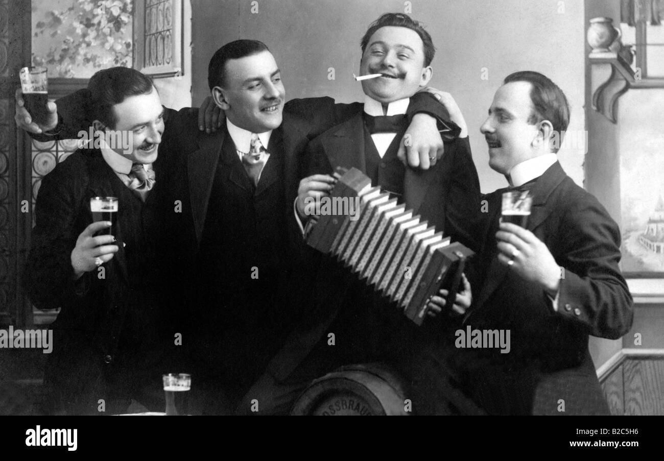 Männer trinken Bier und Akkordeon zu spielen, auf einer Geburtstagsfeier, historische Bild von ca. 1910 Stockfoto