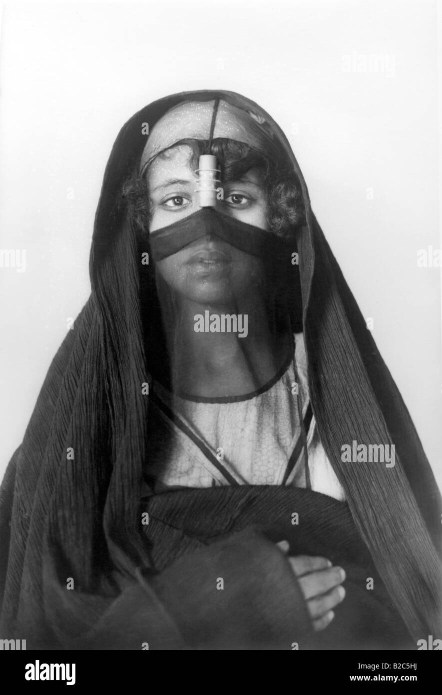 Afrikanische Frau tragen traditionelle Kleidung, historische Aufnahme um 1900 Stockfoto