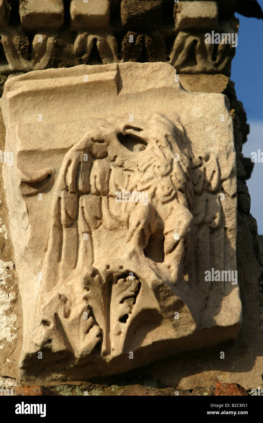 Detail eines Teils eines Adlers auf zerstörten Mauerwerk in den Überresten des alten Forums in Rom Italien Stockfoto